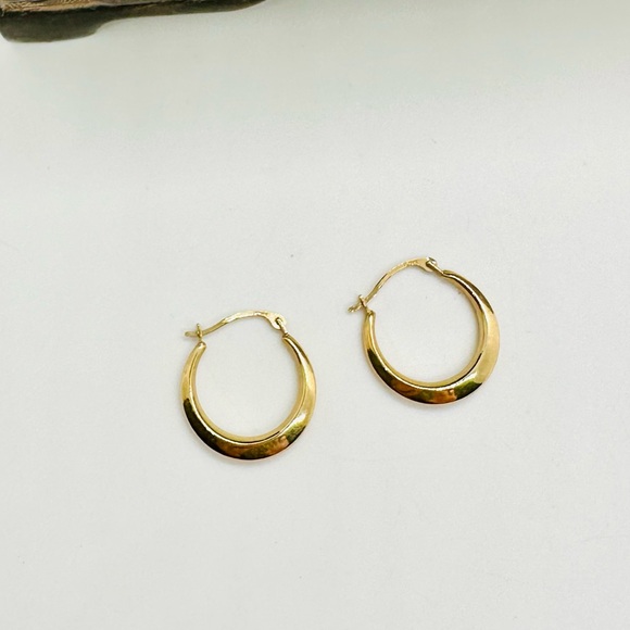 Vintage 14 KT Gold Small Hoop Earrings - Picture 4 of 13